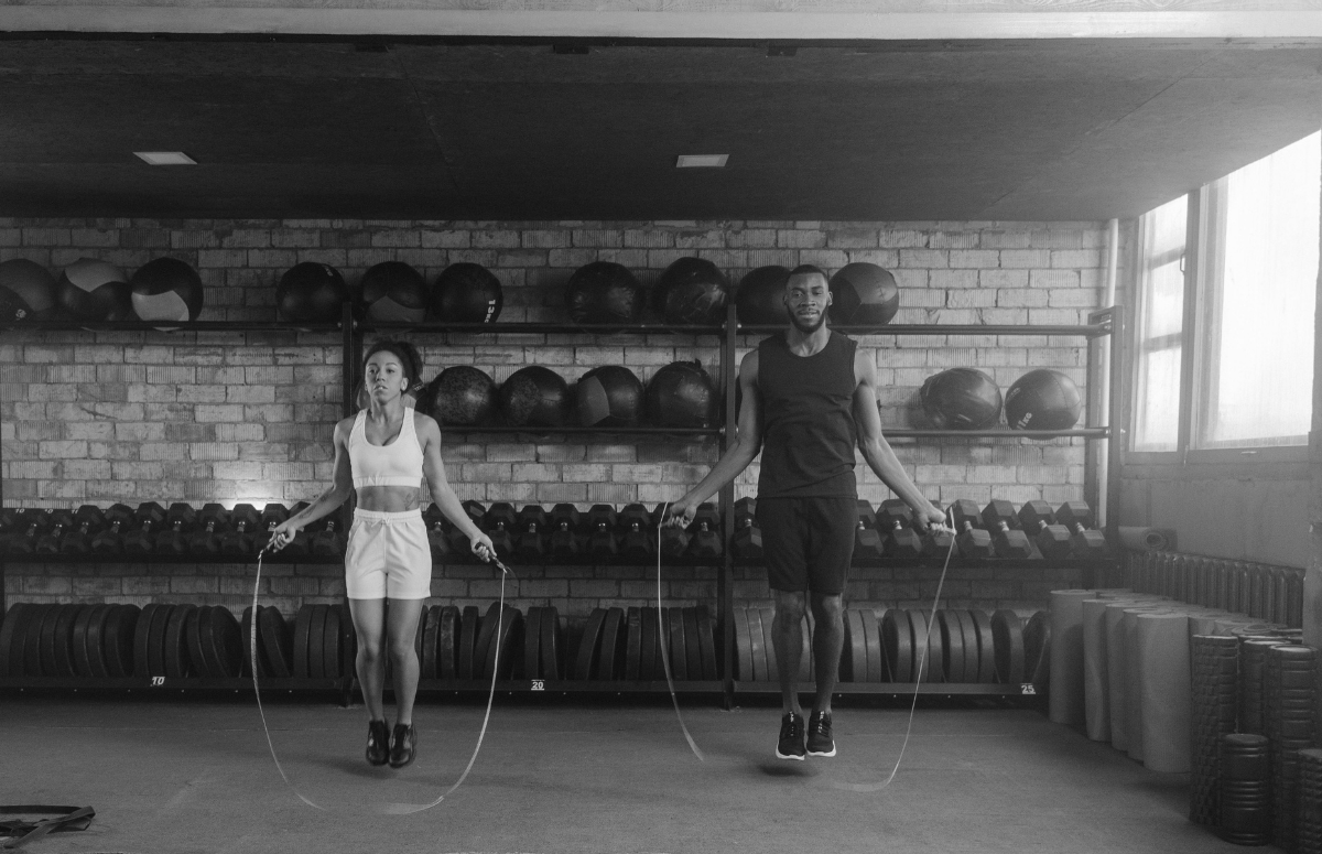 Couple skipping in gym with Crea-tor™ creatine and taurine by ME MAINTAIN | EXTEND® to intensify workouts and enhance performance.